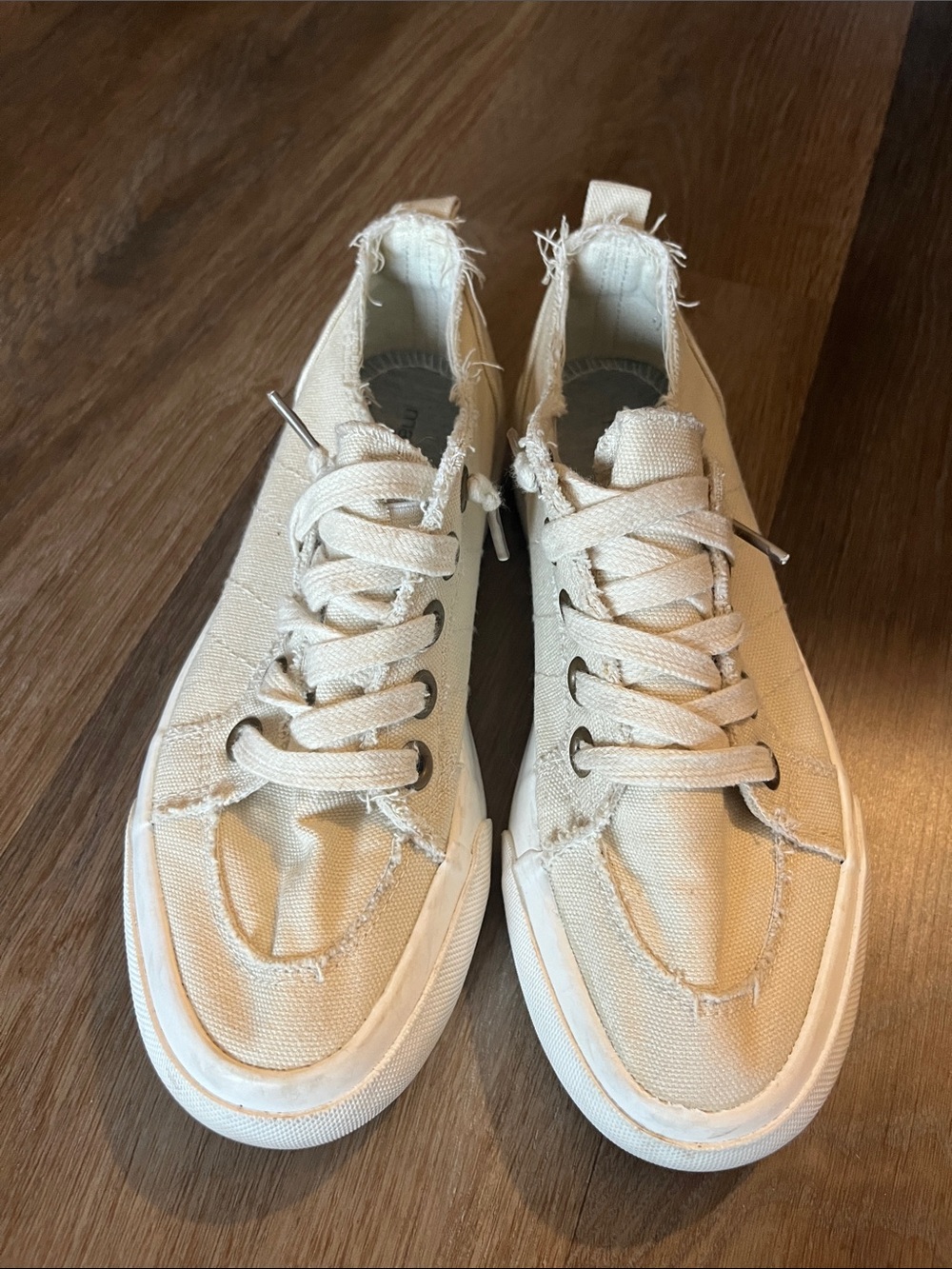 Maurice’s SZ 6 slip on sneakers. 
Great condition.